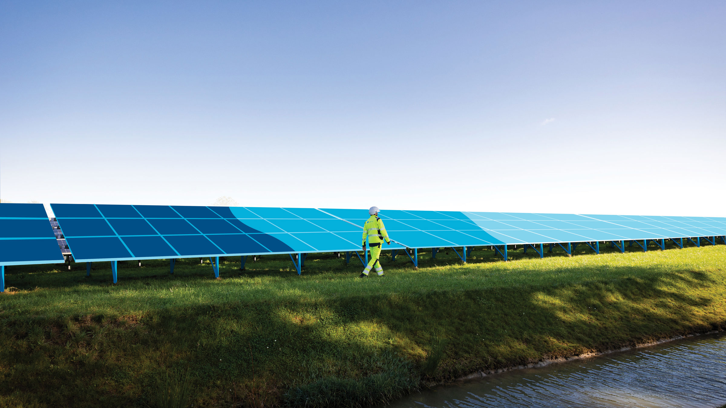 Homme marchant à côté d’un panneau solaire